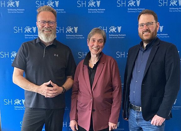 ADFC im Gespräch mit Verkehrsminister Madsen ADFC-Landesvorsitzende Stephanie Meyer (Mitte) und ADFC-Landesgeschäftsführer Jan Voß (rechts) im Gespräch mit Verkehrsminister Claus Ruhe Madsen